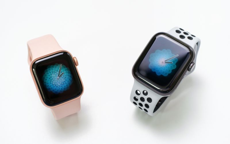 Apple Watch SE vs Fitbit Charge 6